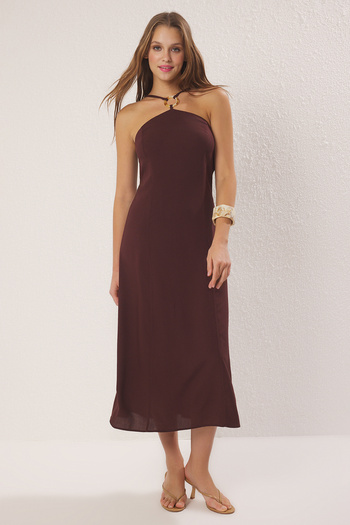Trendyol Collection Brązowa prosta sukienka maxi z ozdobnymi dodatkami TWOSS25EL00716