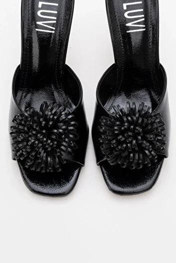 LuviShoes Чорні квіткові жіночі капці на тонких підборах SHANA