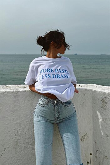 DUBU BUTİK Less Drama T-shirt - Біла футболка з принтом, оверсайз, велосипедний комір, короткий рукав