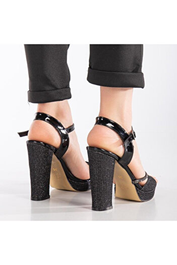 ADA MODA Heeled sandals