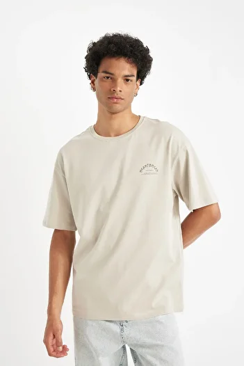 DeFacto 100% βαμβακερό Comfort Regular Fit Άνετη εφαρμογή Crew λαιμόκοψη με στάμπα κοντομάνικο μπλουζάκι C6143ax24au