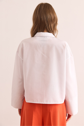Olalook Weißes Damen-Crop-Shirt mit versteckter Knopfleiste und Accessoires auf der Vorderseite GML- 19001314