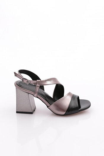 DGN 888 Women's Cross Strap Heeled Shoes