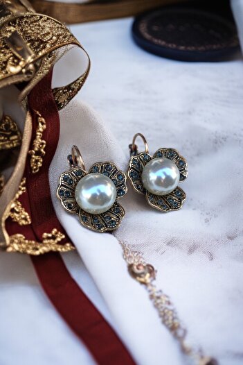 FAYRA ACCESSORIES Kristal Taş İşlemeli Çiçek Figür İnci Küpe
