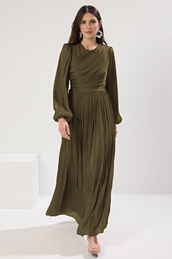 Trendyol Modest Khakifarbenes, mit Gürtel verziertes, mit Glitzer gefüttertes Chiffon-Abendkleid TCTAW25DB00012