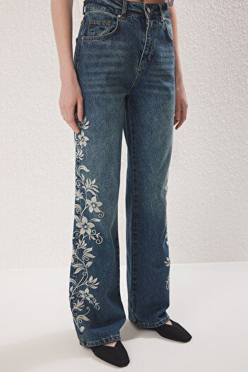Trendyol Collection Niebieskie haftowane jeansy z wysokim stanem i szerokimi nogawkami TWOSS25JE00265