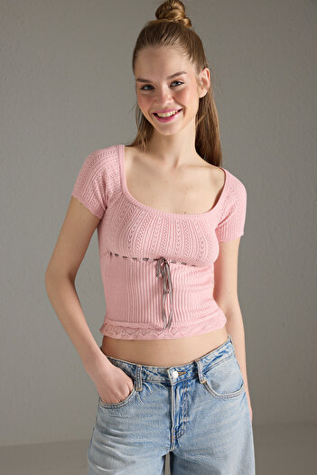 Trendyol Collection Rosa Premium-Garn/Spezialgarnband, detaillierte Strickbluse mit quadratischem Ausschnitt, schmale Bluse TWOSS25BZ00182