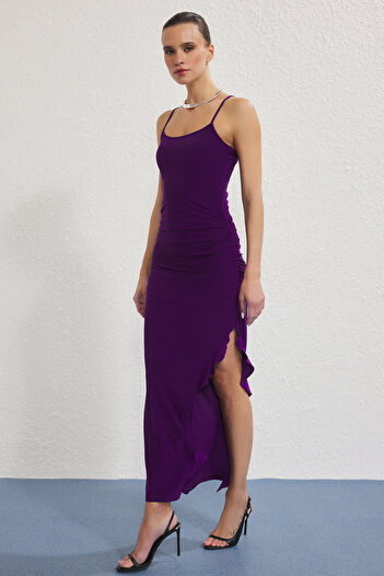 Trendyol Collection Lila, figurbetontes, dehnbares Maxi-Strickkleid mit Rüschen und Schlitz TWOSS25EL00782