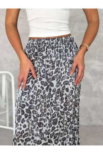 Butik Fusta din satin cu model leopard, neagră, 100% țesută, pentru femei Merrline / Design șic și elegant