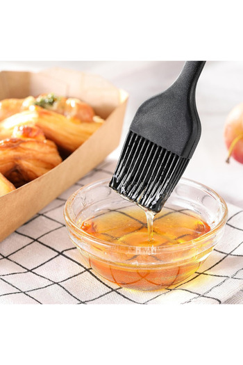 Tohana Heat Resistant Non-Flammable Non-Stick Silicone Egg and Oil Brush Black 26 cm