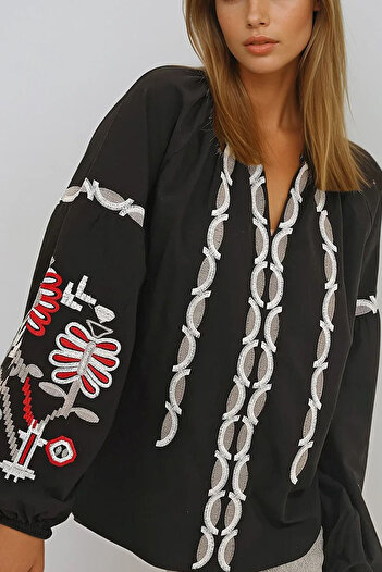VAGGON Women's Black Judge Collar Embroidered Woven Blouse Vgn-X11295