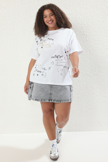 Trendyol Curve Fehér nyomott Oversize Fit nagy méretű póló TBBSS25BF00072