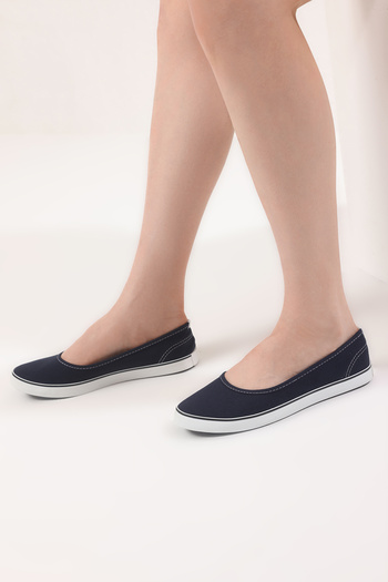 TRENDYOL SHOES Γυναικείες αθλητικές μπαλαρίνες με λεπτομέρεια ραφής με αντίθεση Navy TAKSS25BE00049