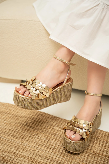 LAMİNTA Rex Gold Tassel Detailed Women's Platform Sandals
