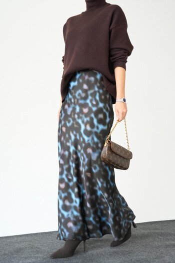 stiledavet online store    Long Satin Skirt - Black-Blue