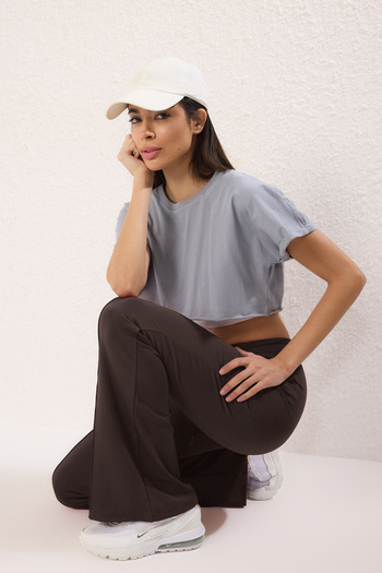Trendyol Collection Καφέ ύφασμα κατάδυσης/κατάδυσης με κορδόνια με λεπτομέρειες Αθλητικά πλεκτά φούτερ THMSS25EA00003