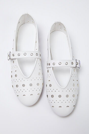 TRENDYOL SHOES Weiße Laser Cut Mary Jane Damen Ballerina Ballerina TAKSS25BE00037