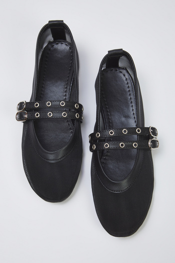TRENDYOL SHOES Γυναικεία μπαλαράκια Mary Jane με αγκράφα με κόκκινη ζώνη TAKSS25BE00046