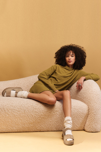UGG W GOLDENSTAR HI SAND 1167356