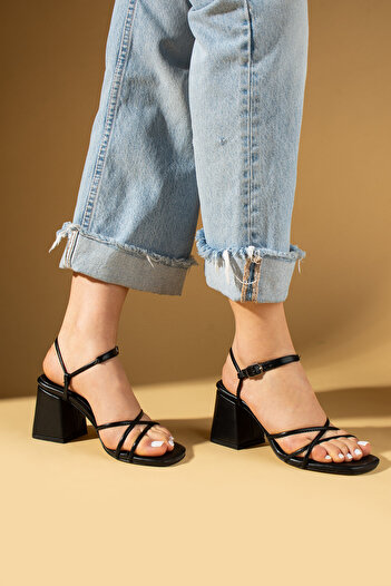 Pembe Potin Women's Black Ankle Strap Thick Classic Heeled Sandals