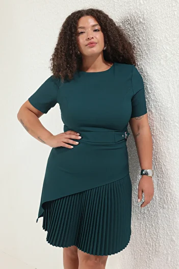 Trendyol Curve Smaragdově zelené mini tkané šaty s krátkým rukávem TBBSS25AH00065