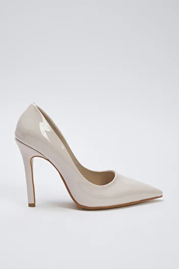 TRENDYOL SHOES Krémes lakkbőr hegyes orrú női tűsarkú vékony sarkú cipő TAKSS25TO00025
