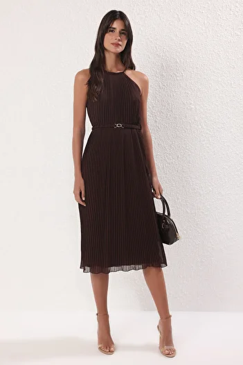 Trendyol Collection Φόρεμα μίντι με πλισέ σιφόν με καφέ ζώνη TWOSS25EL00573