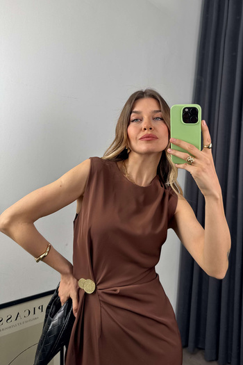 Sue Store Kahverengi Beli Büzgülü Toka Detaylı Yırtmaçlı Elbise