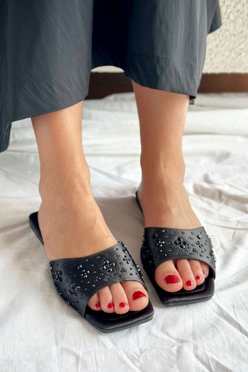 Shoebutik Γυναικείες παντόφλες Maia Black Satin Stone