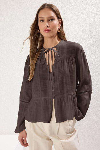 Trendyol Collection Hnědá bavlněná tkaná košile Regular Fit s krajkou na rukávu