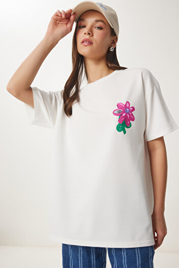 Happiness İstanbul Ecru Damen-T-Shirt mit Blumenmuster in Übergröße ZV00282