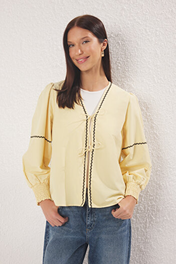 Trendyol Modest Světle žlutá tkaná košile s lemováním TCTSS25TG00028