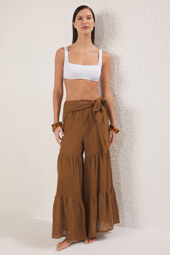 Trendyol Collection Braune gewebte, geschnürte, detaillierte Volant-Strandhose TBESS25PL00009
