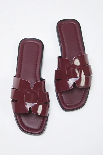TRENDYOL SHOES Bordové jednopásmové denné dámske papuče TAKSS24TE00010