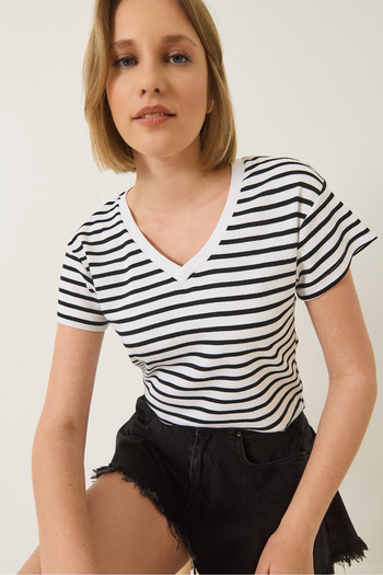 Bianco Lucci Women's V-Neck Striped Comfortable Fit Basic T-Shirt 60283205