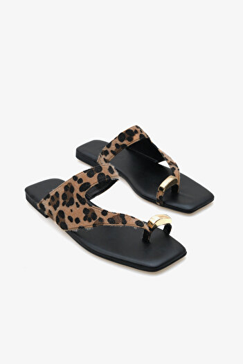 LOJO Women's gold buckle daily slippers with strap between fingers, coco.