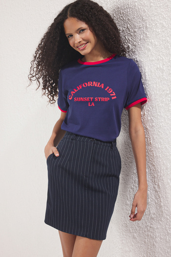 Trendyol Collection Námořnická modrá 100% bavlna Kontrastní lemování Slogan Tištěný Regular/Normal Fit Pletené tričko TWOSS24TS00105