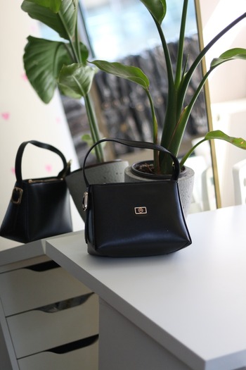 Moom Bag Women's Black Textured Handle Shoulder Bag