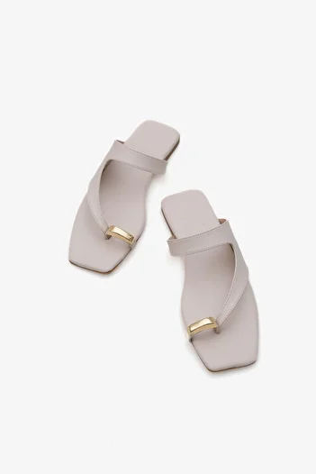 LOJO Women's gold buckle daily slippers with strap between fingers, coco.