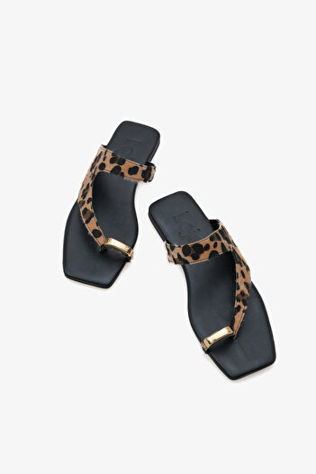 LOJO Women's gold buckle daily slippers with strap between fingers, coco.