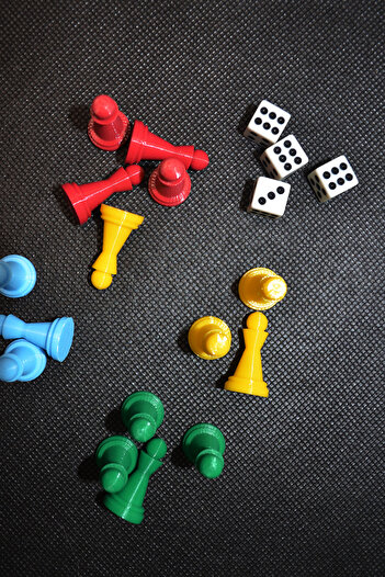 DiceLand 3D Çok Renkli Piyon Pawn ve Zar Seti 16 Piyon + 4 Adet 10mm Okey Oyun Zarı - Kızma Birader Ludo