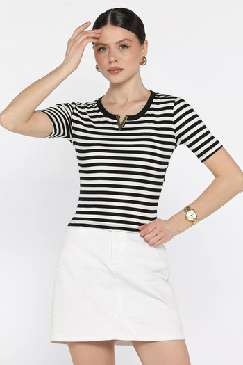 julude Black and White V Metal Accessory Line Patterned Women's T-Shirt