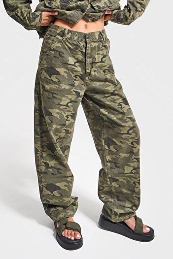 its basic Color Camouflage Skater Fit Women's Trousers