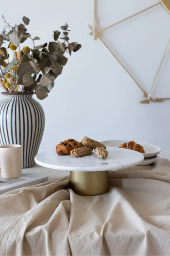 Akayev Marble 25 Cm White Round Presentation Plate with Metal Legs