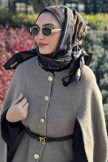 carell Η επιλογή της Müjde Tan είναι Deep Caramel Early Silk Shawl