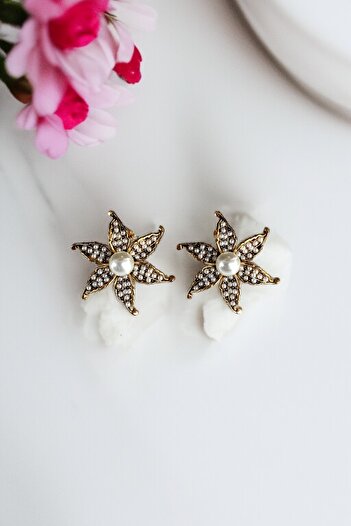 FAYRA ACCESSORIES Small Lily Flower Earrings
