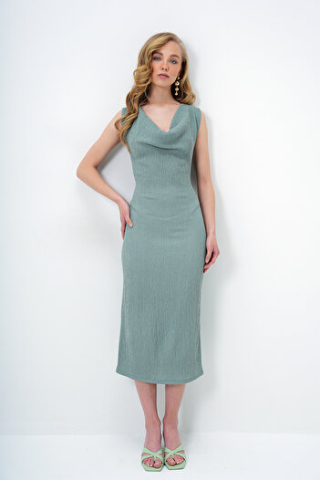 Trend Alaçatı Stili Khakifarbenes, ärmelloses Sommerkleid aus gewickeltem Stoff mit Dekolleté-Ausschnitt für Damen ALC-X14128