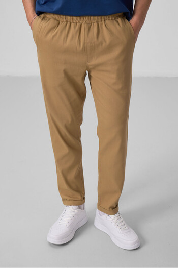 TOMMY LIFE Σκούρο μπεζ Standard Fit υφαντό ελαφρύ εύκαμπτο ανδρικό παντελόνι Chino - 82175