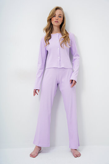 Trend Alaçatı Stili Damen Bluse und Hose mit langen Ärmeln und Knopfleiste in Flieder mit Rundhalsausschnitt ALC-X14112
