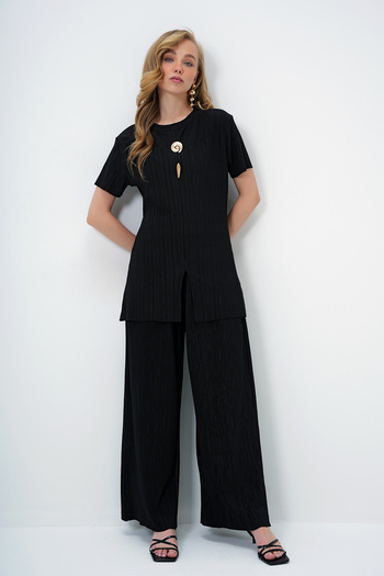 Trend Alaçatı Stili Women's Black Crew Neck Gold Button Detail Slit Pleated Blouse and Pants Set Alc-X14138